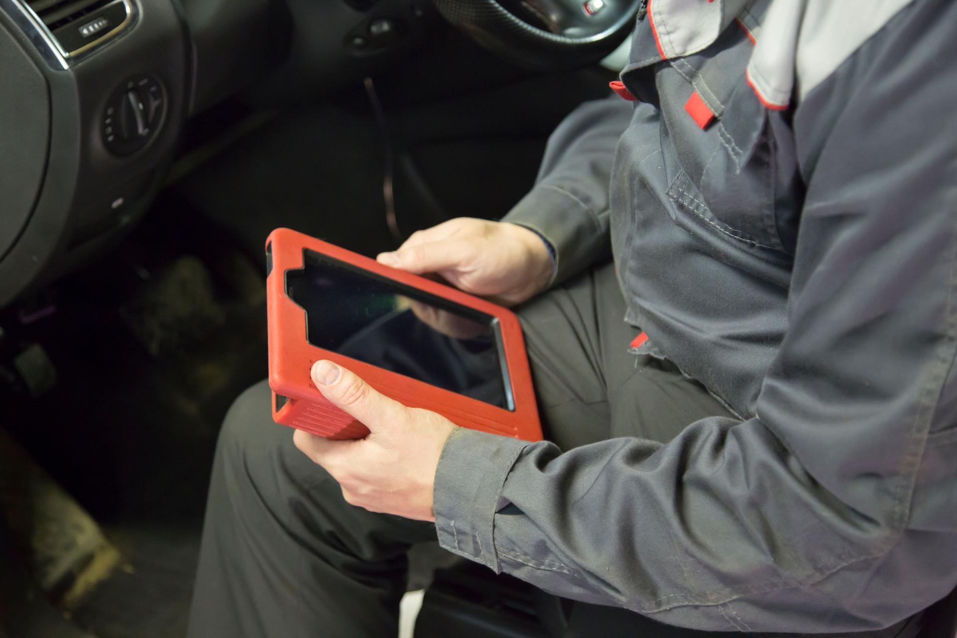 Diagnose des Autos mit einem Scanner. Auto-Elektriker.