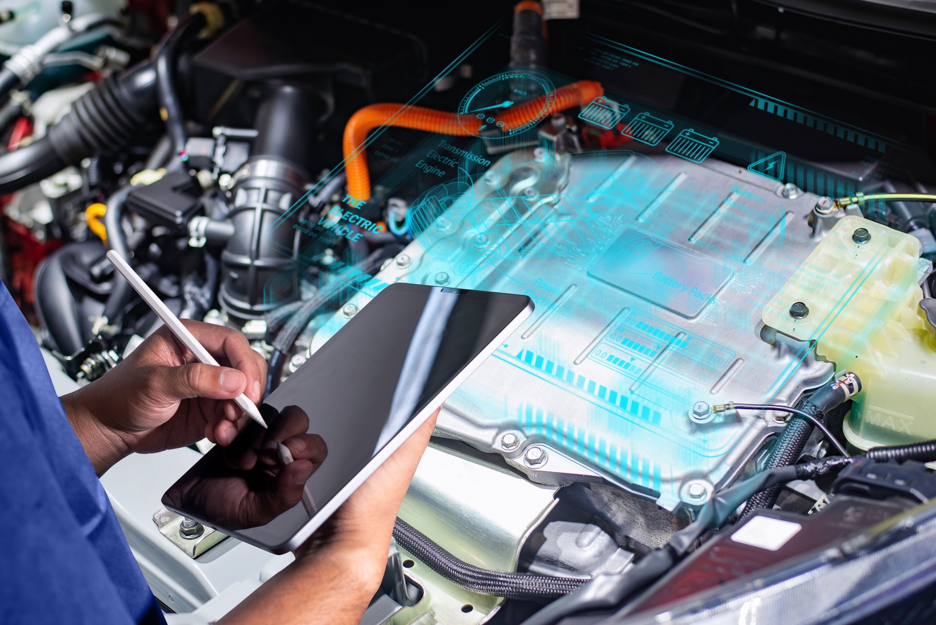 Techniker diagnostiziert Elektrofahrzeuge mit Tablet