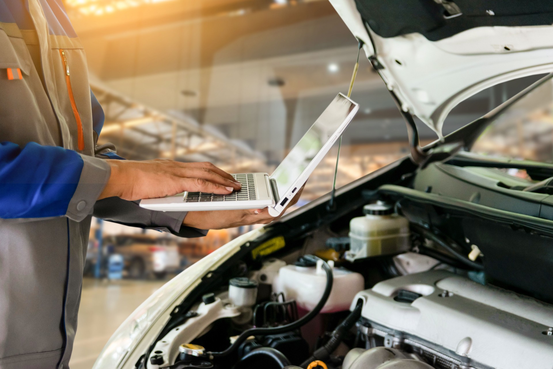 Automechaniker verwenden Computertechnologie Auto-Reparatur in Auto-Service-Center