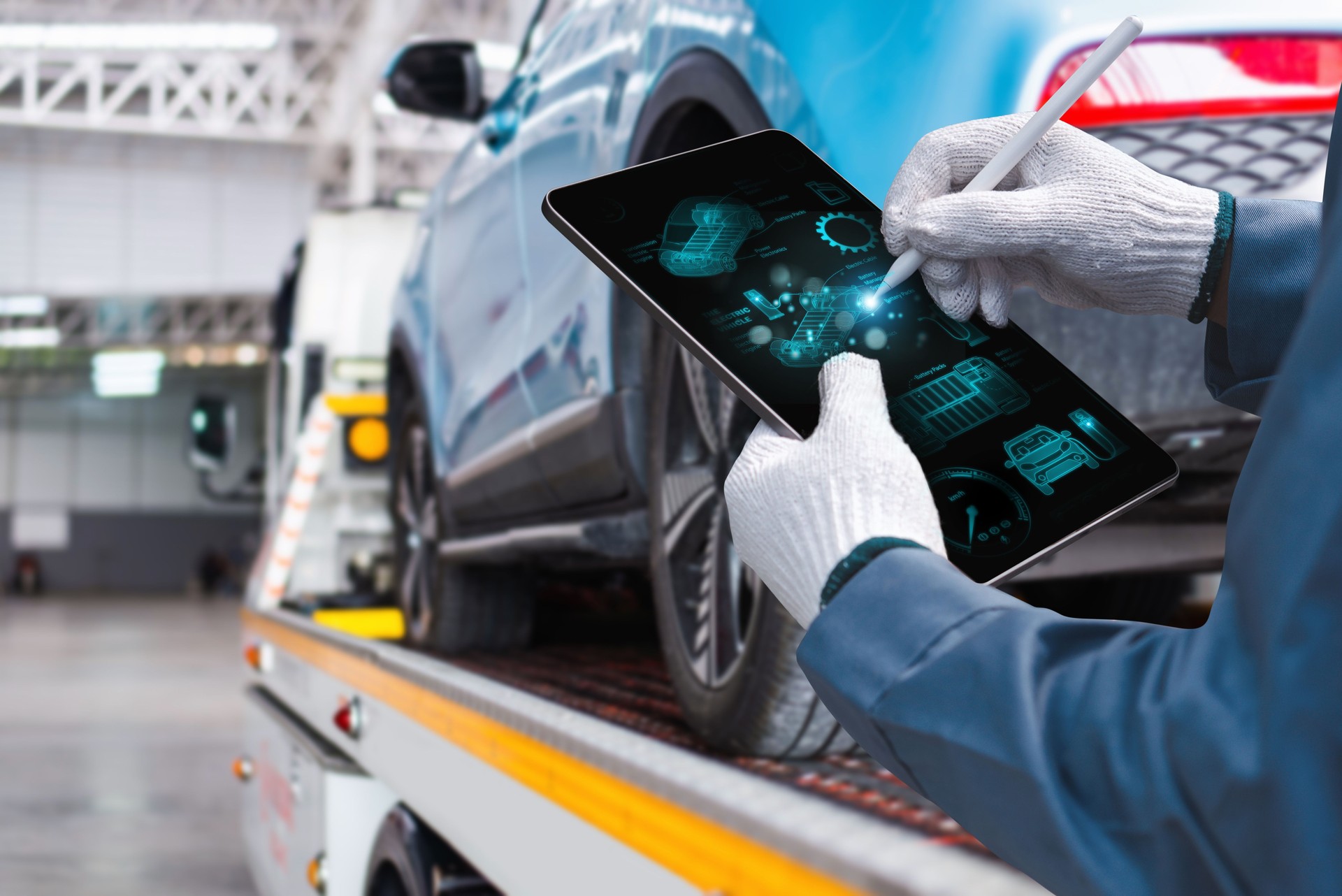 Techniker diagnostiziert Fahrzeugprobleme mit dem digitalen Tablet
